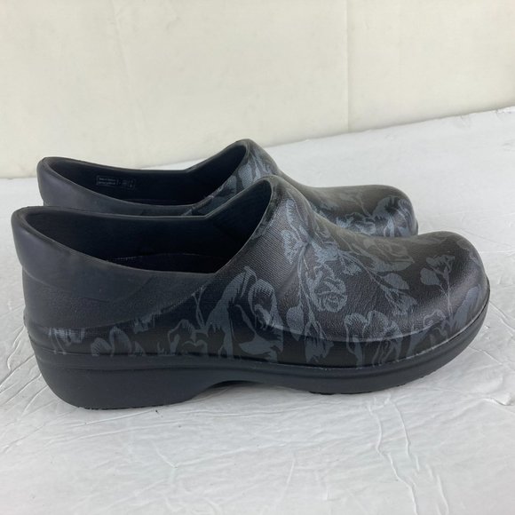 Crocs Women Sz 7 Professional Dual Comfort Slip Resistant Graphic Clogs Shoes - Picture 6 of 10
